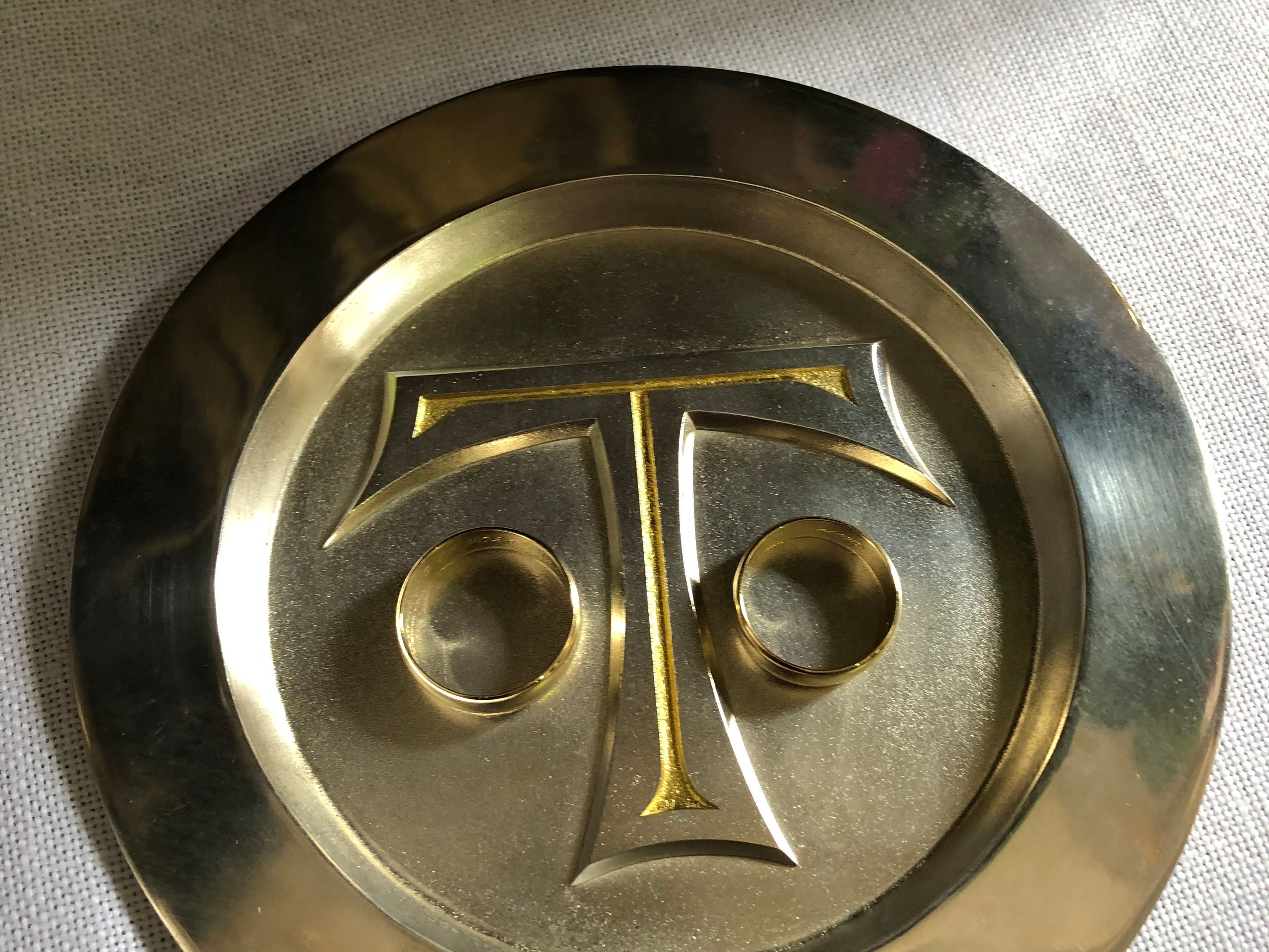 Eine mit Gold bedruckte Bibel auf einem Podest.