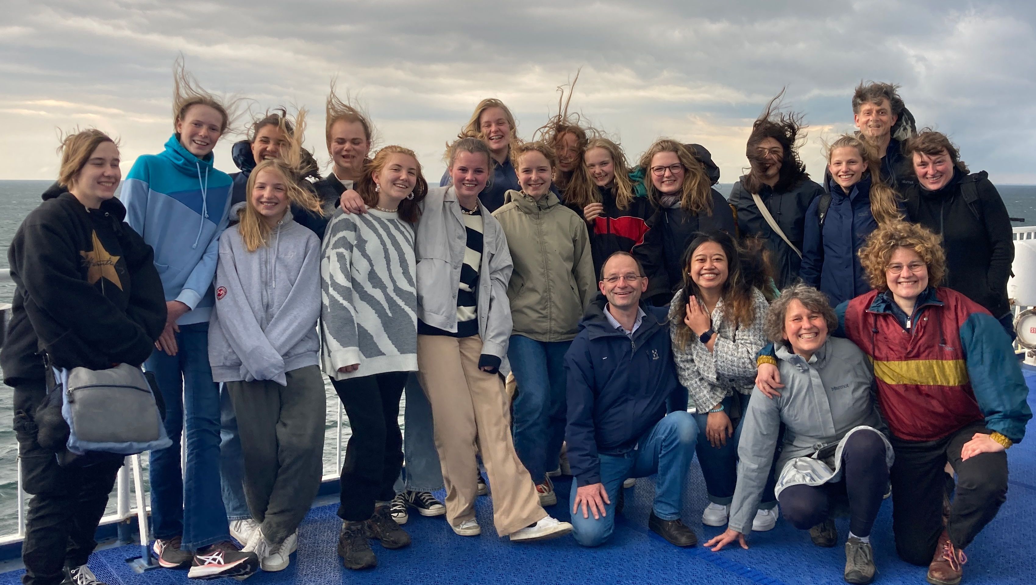 Ein Gruppenbild unseres Jugendchores, aufgenommen auf einer Fähre.