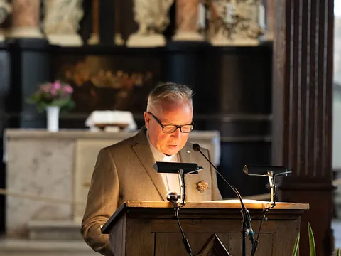 Pastor Thomas Baltrock spricht am Pult