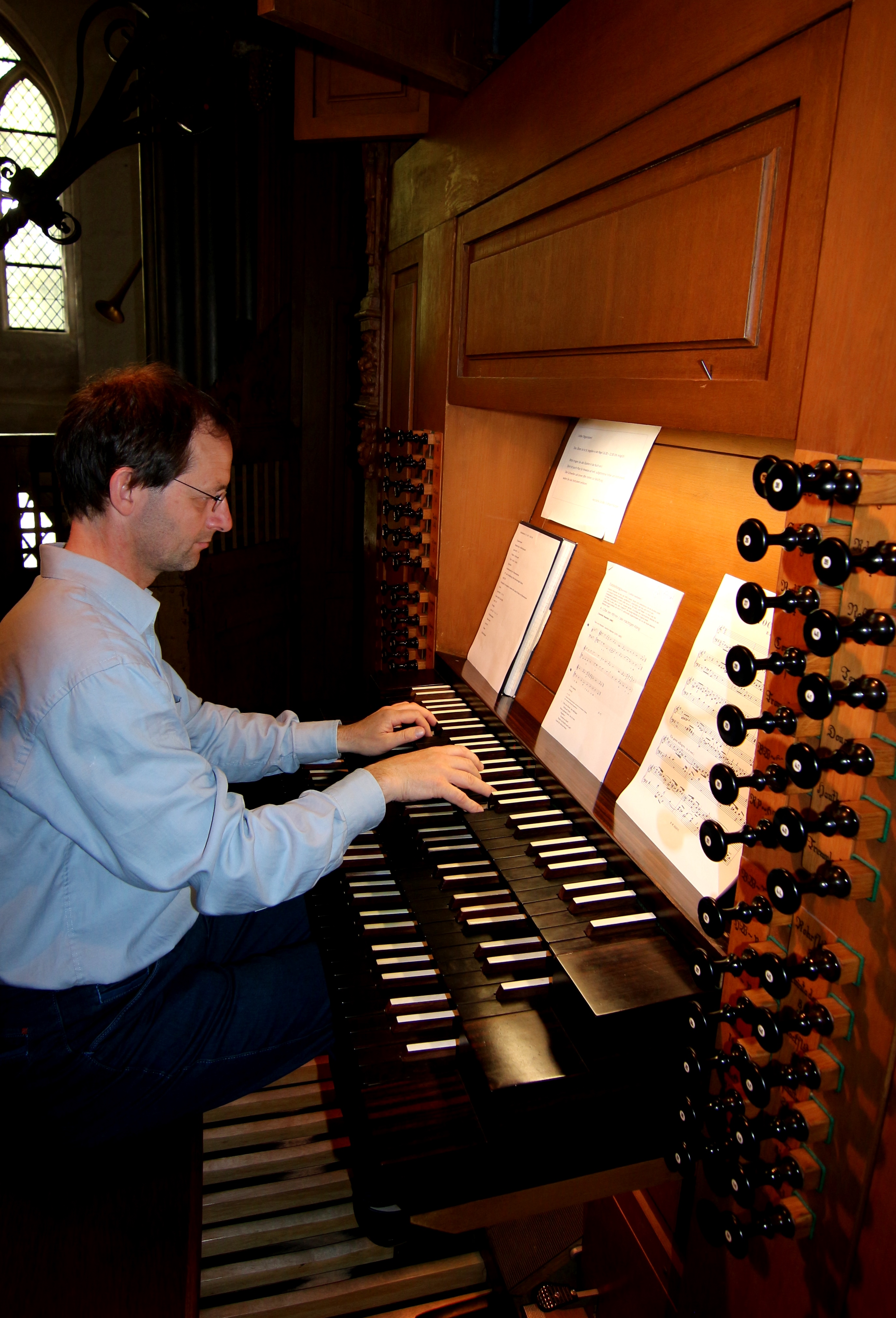 Kirchenmusiker Eckhard Bürger an der Orgel in St. Aegidien
