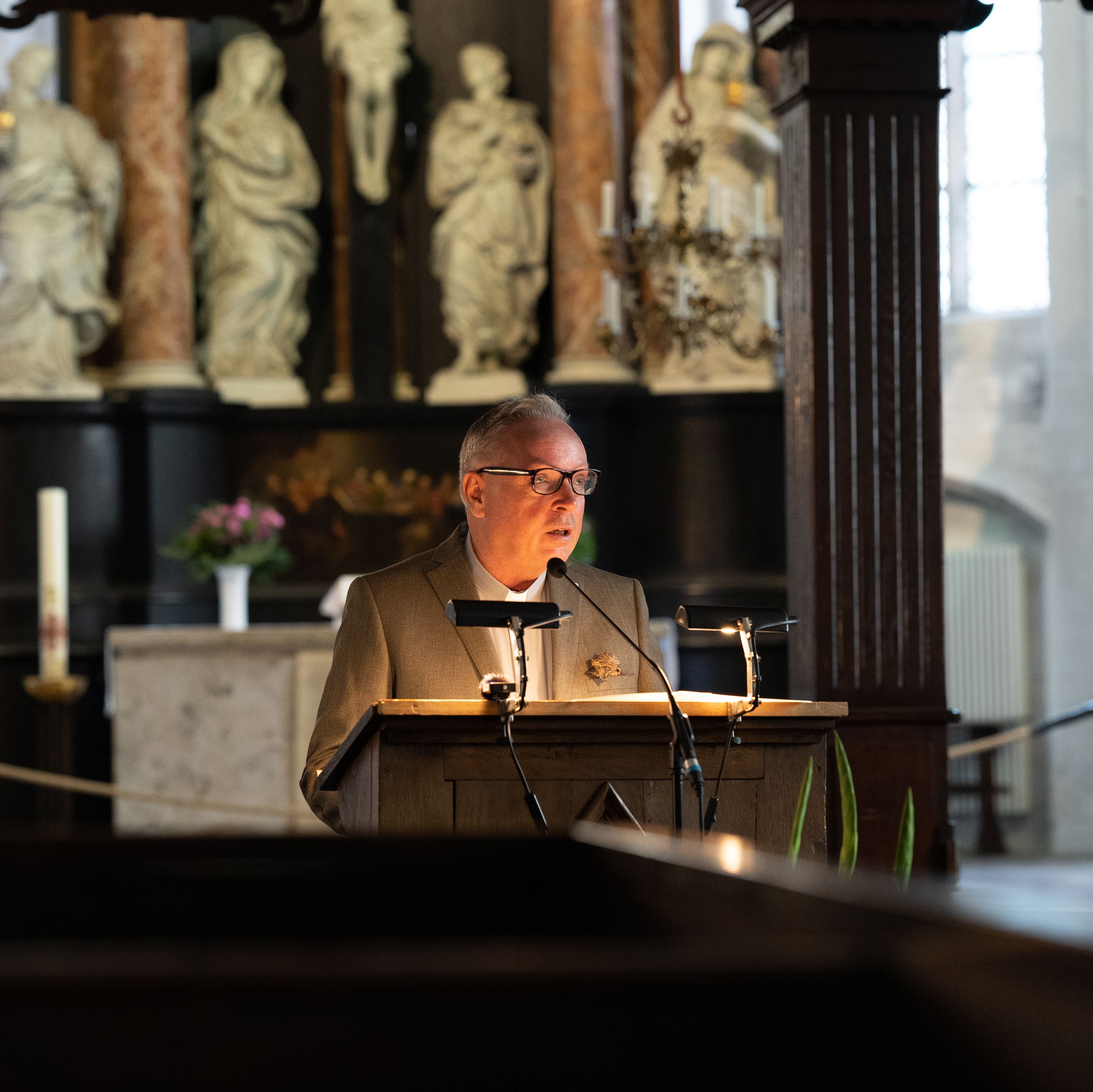 Pastor Thomas Baltrock spricht am Pult