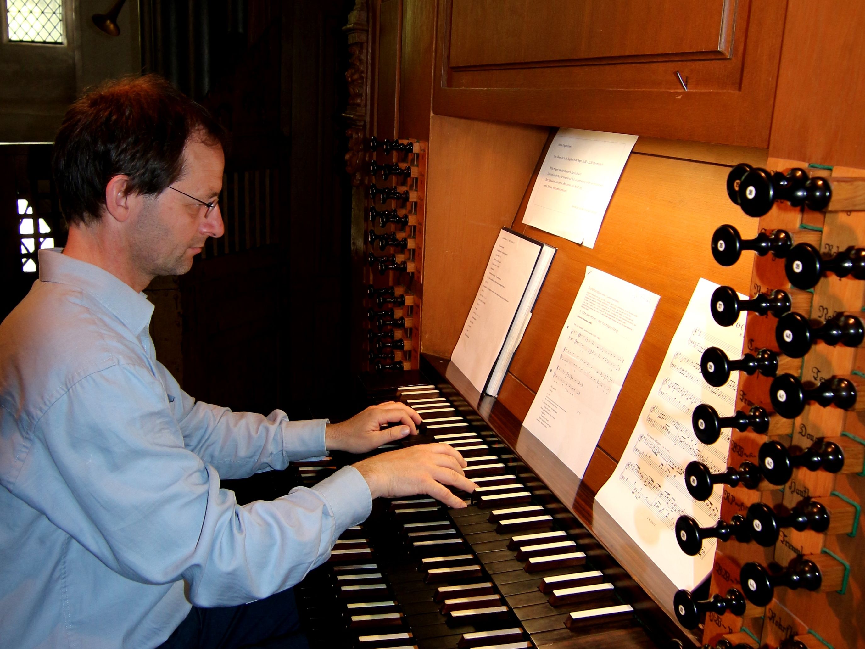 Kirchenmusiker Eckhard Bürger an der Orgel in St. Aegidien