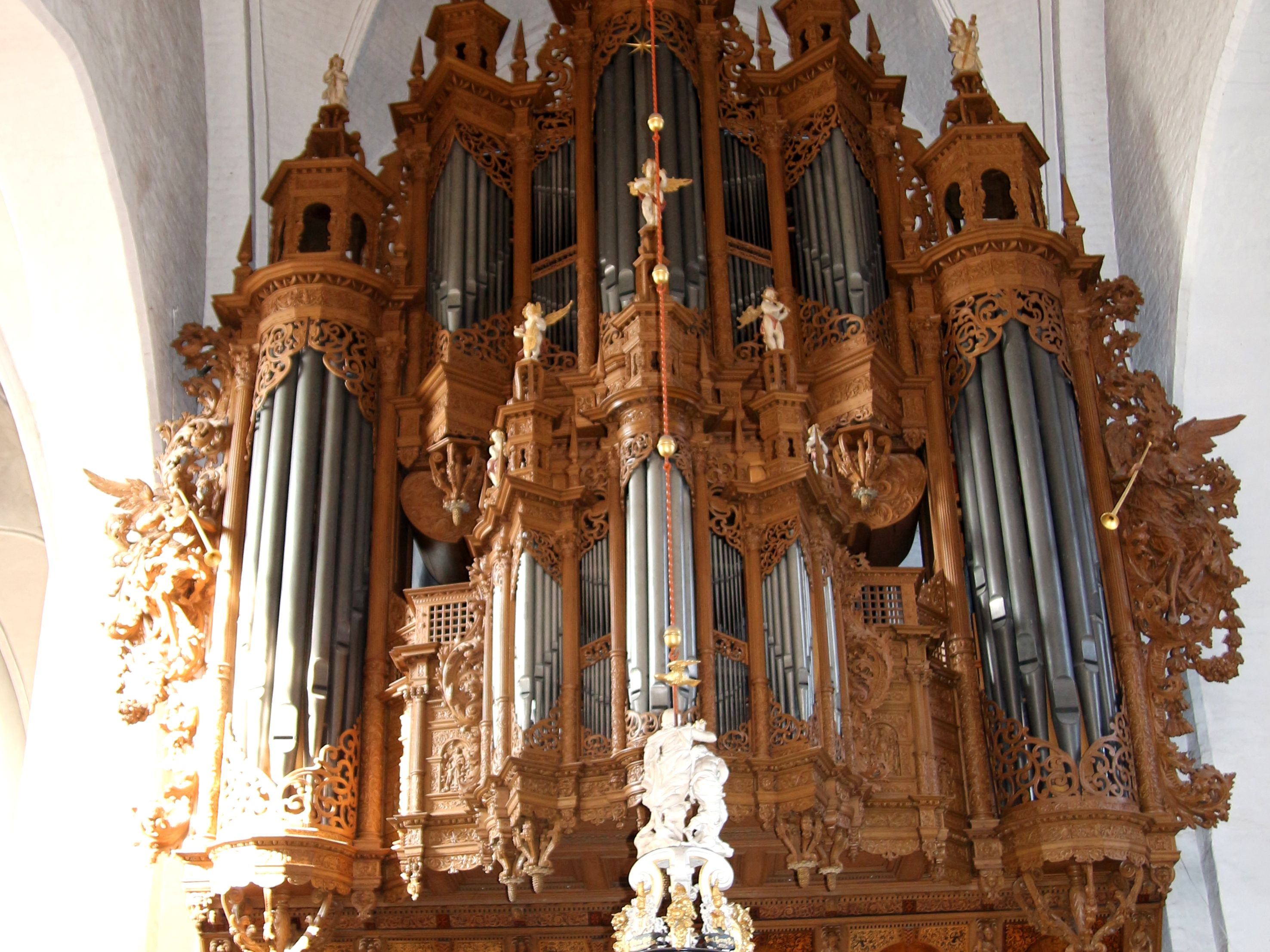 Die Orgel in St. Aegidien in Frontalaufnahme