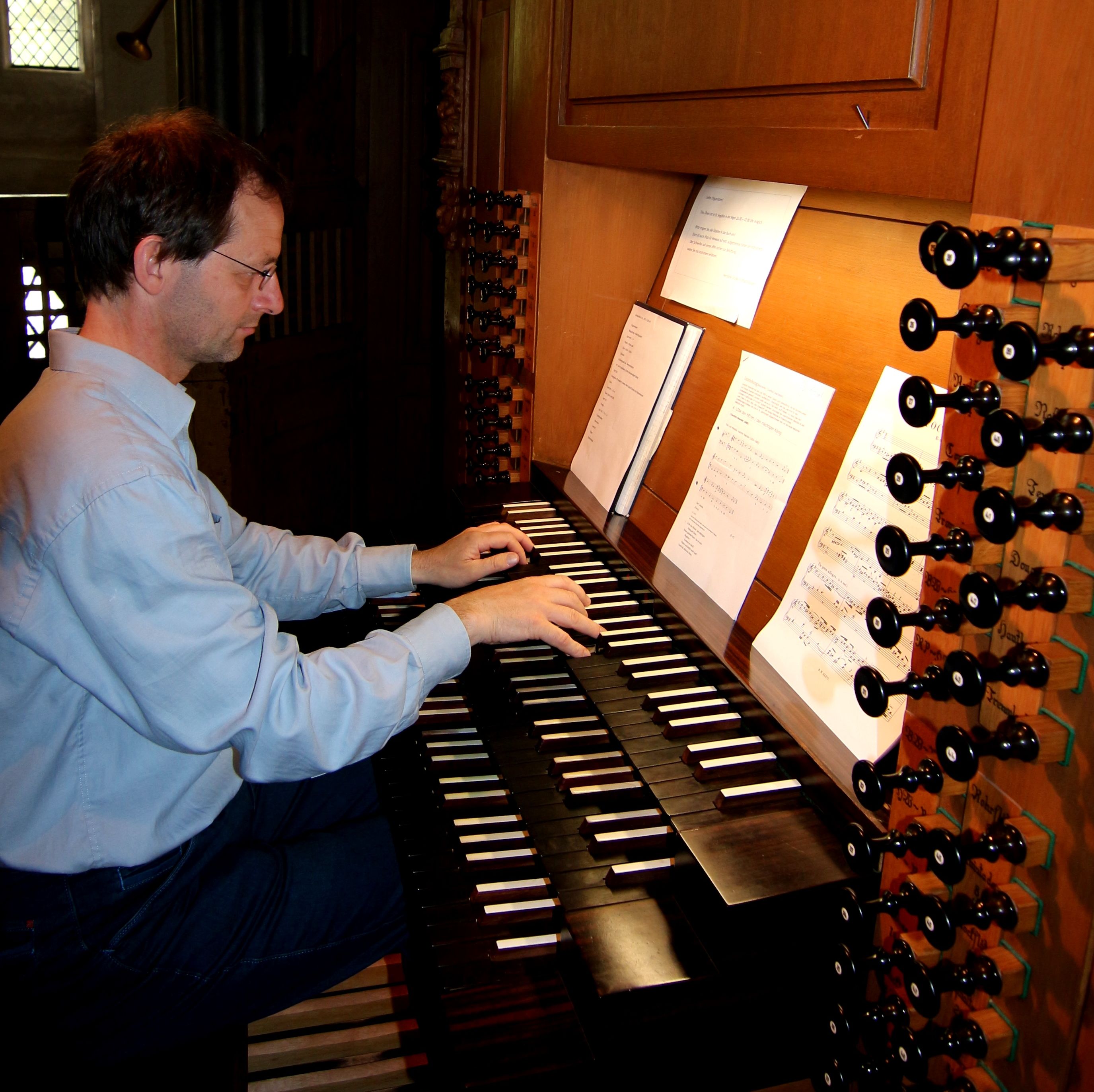 Kirchenmusiker Eckhard Bürger an der Ogel in St. Aegidien