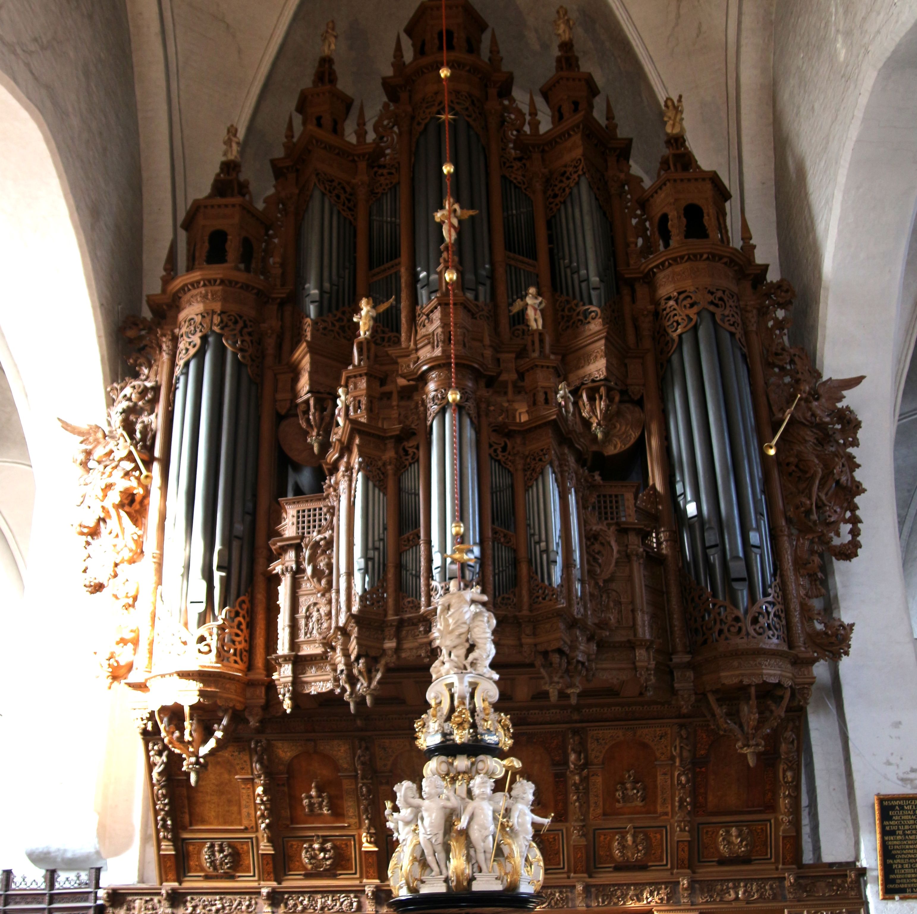 Die verzierte Orgenempore in der Aegidienkirche.