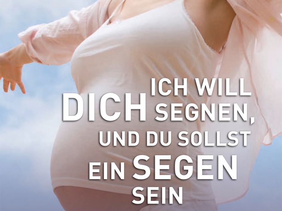 Ein schwangerer Frauenkörper, darauf der Schriftzug "Ich will dich segnen und du sollst ein Segen sein"
