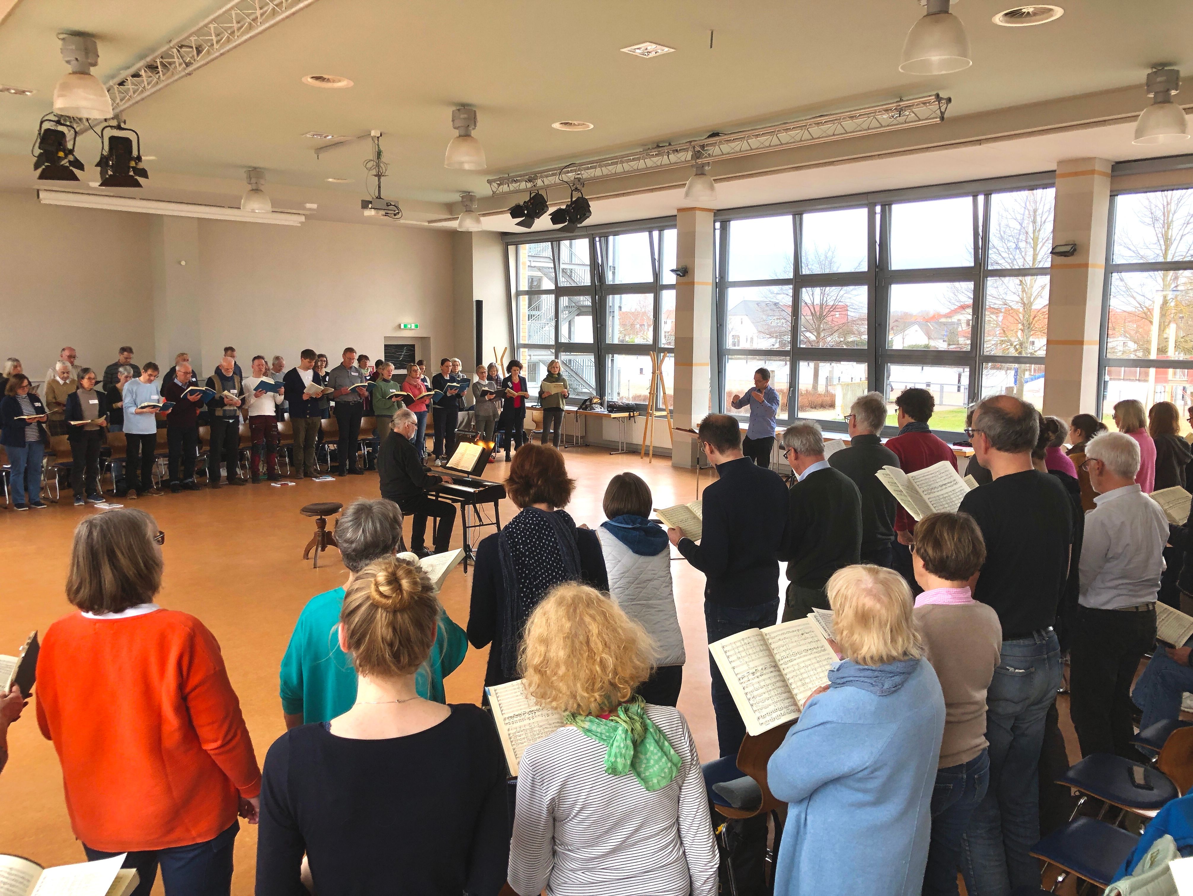 Mehrere Dutzend Sänger im Probenraum auf der Chorfahrt des Lübecker Bachchores.