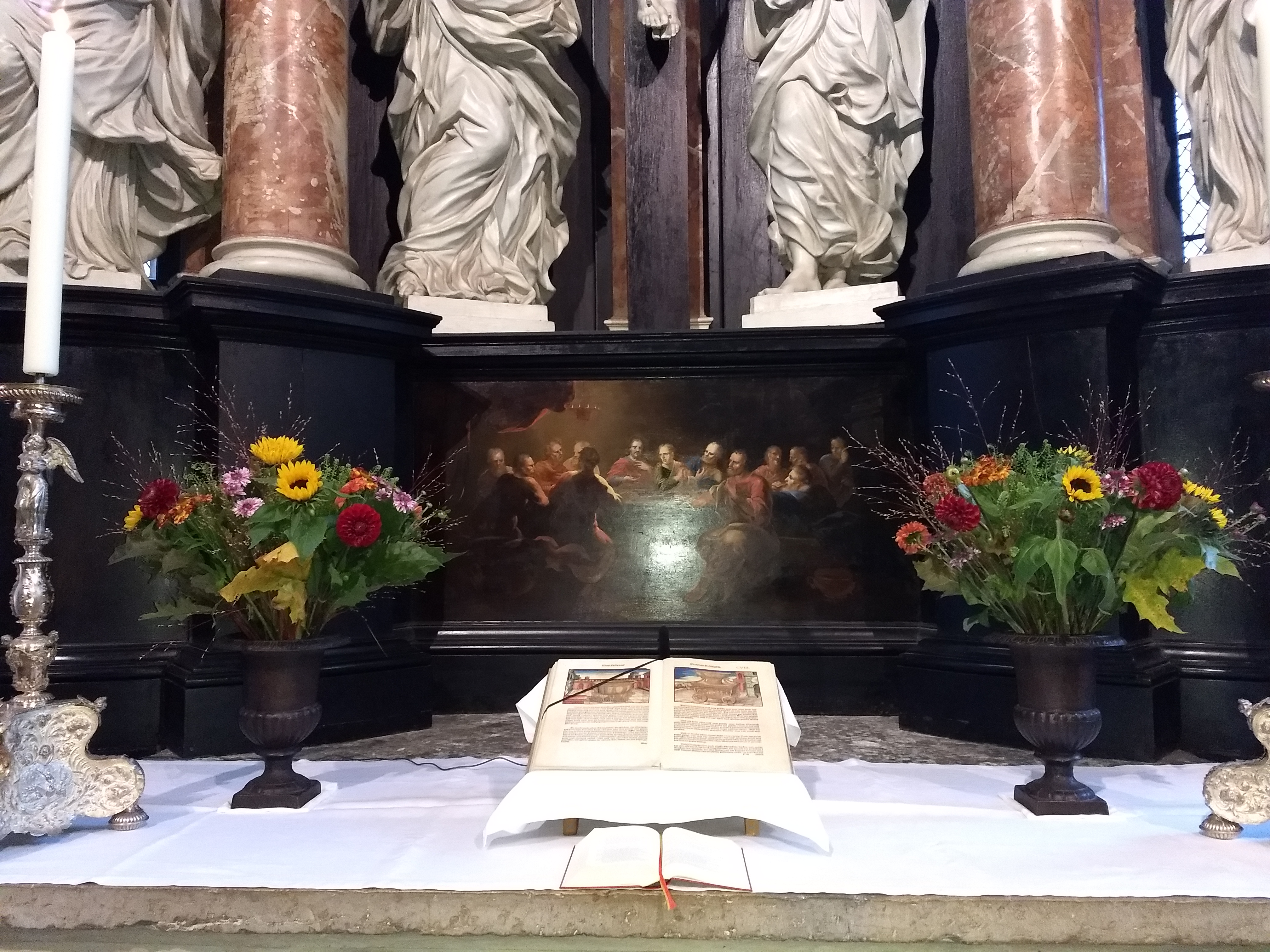 Die Aufgeschlagene Bibel auf dem Altar in der Aegidienkirche.