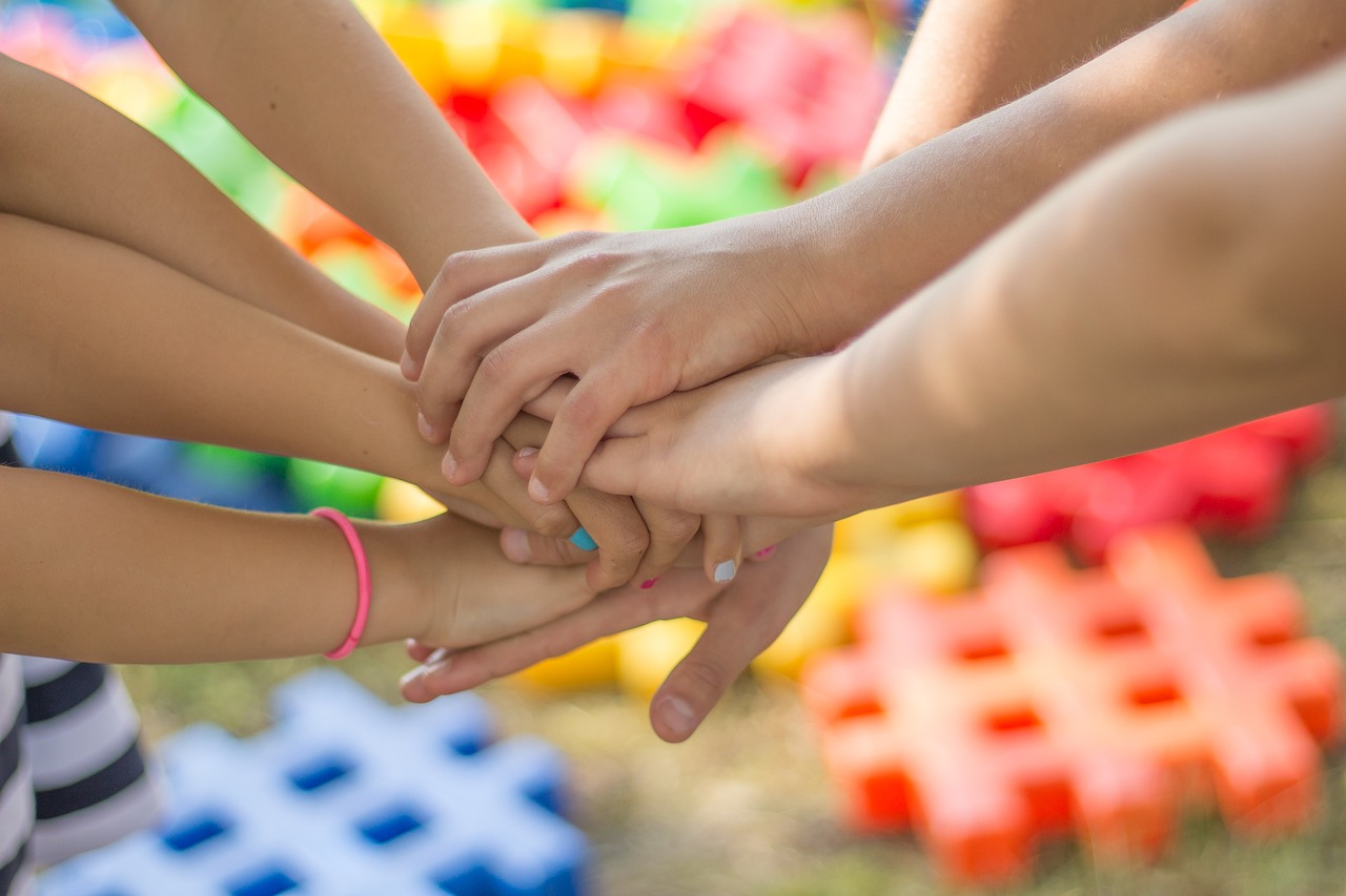 Mehrere übereinandergelegte Kinderhände