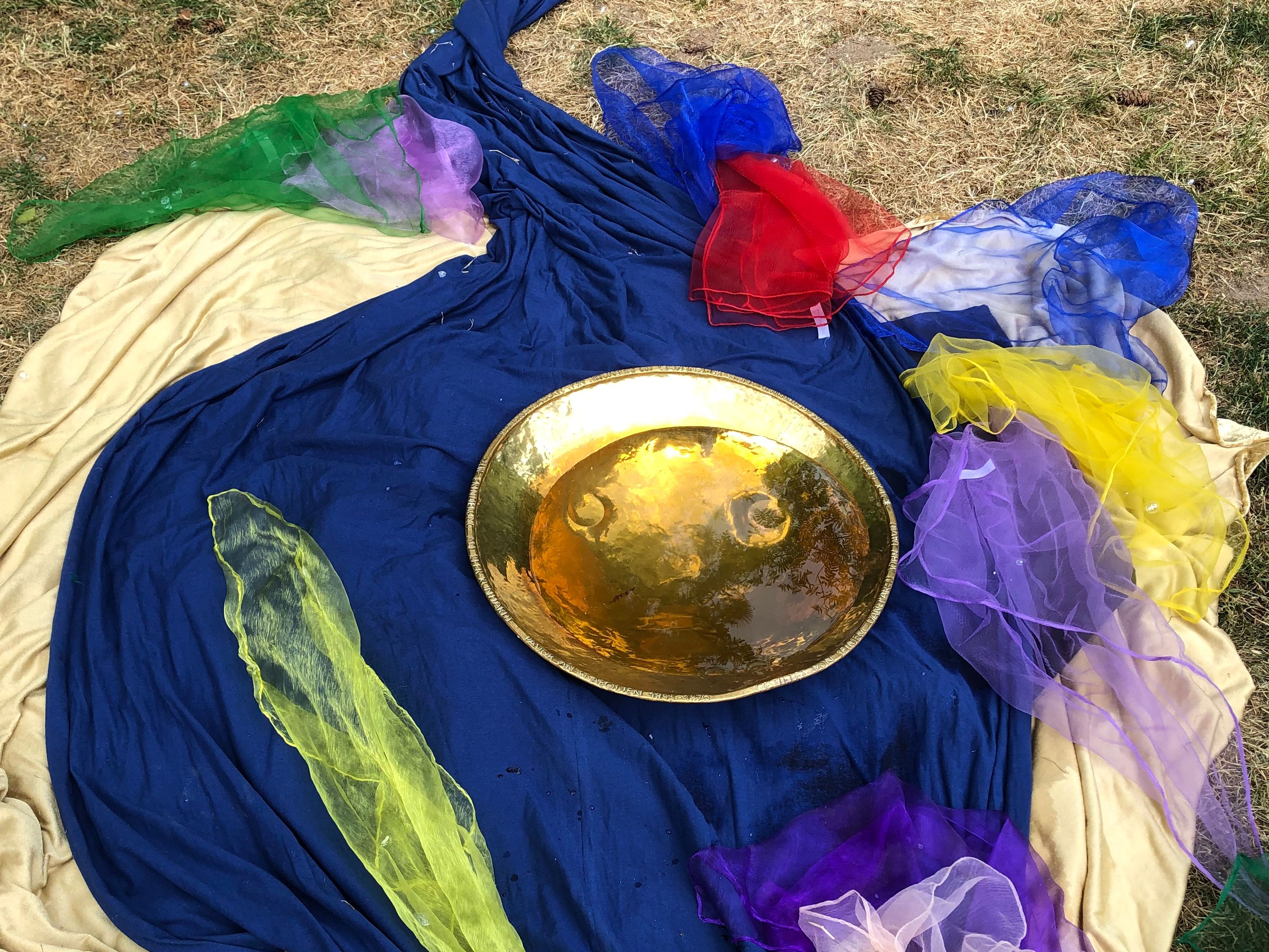 Ein Wasserkreuz steigt über einer wellenschlagenden Wasserfläche auf