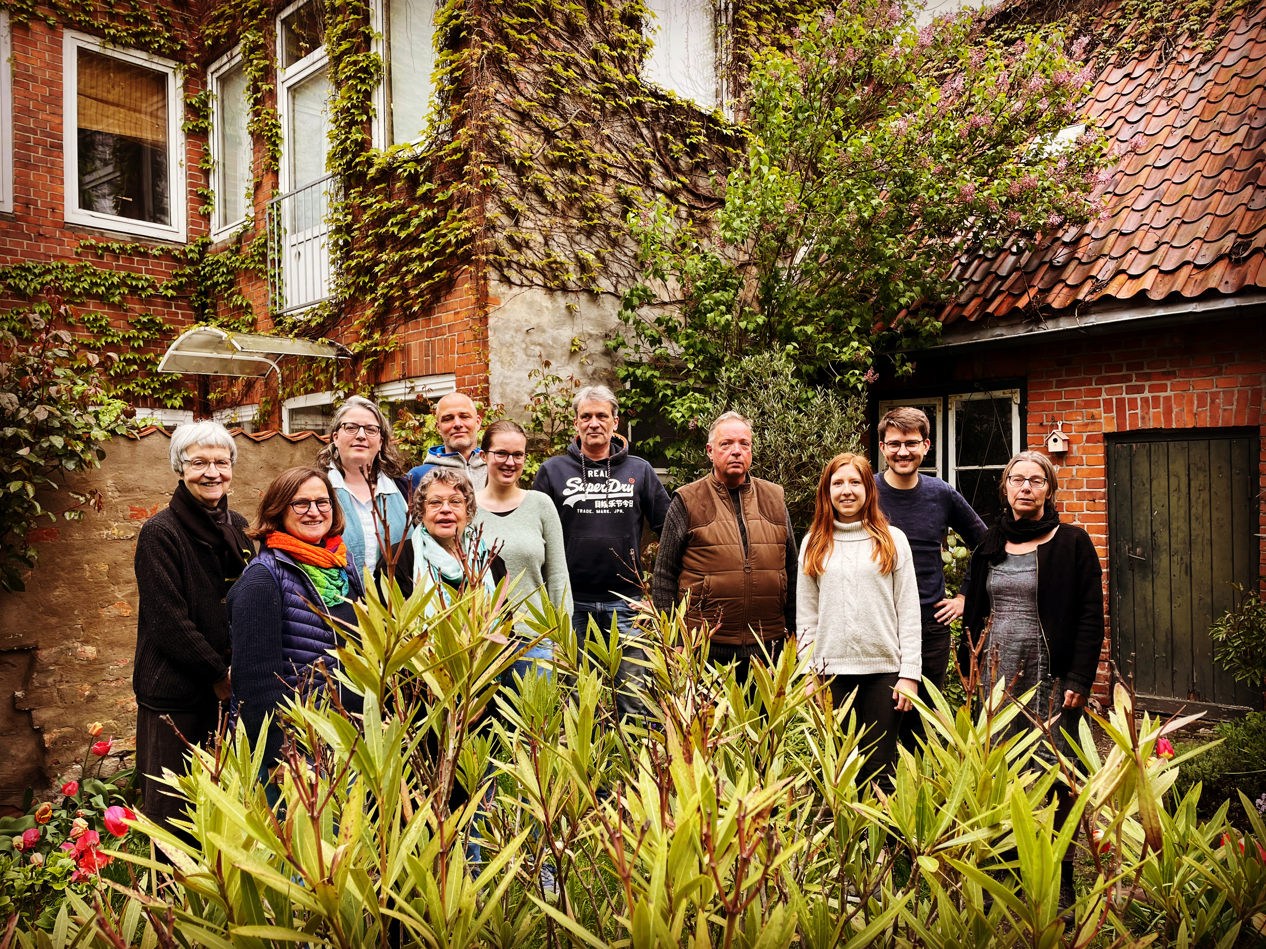 Die Mitglieder des Kirchengemeinderates. Ein Gruppenbild aus dem Pfarrgarten