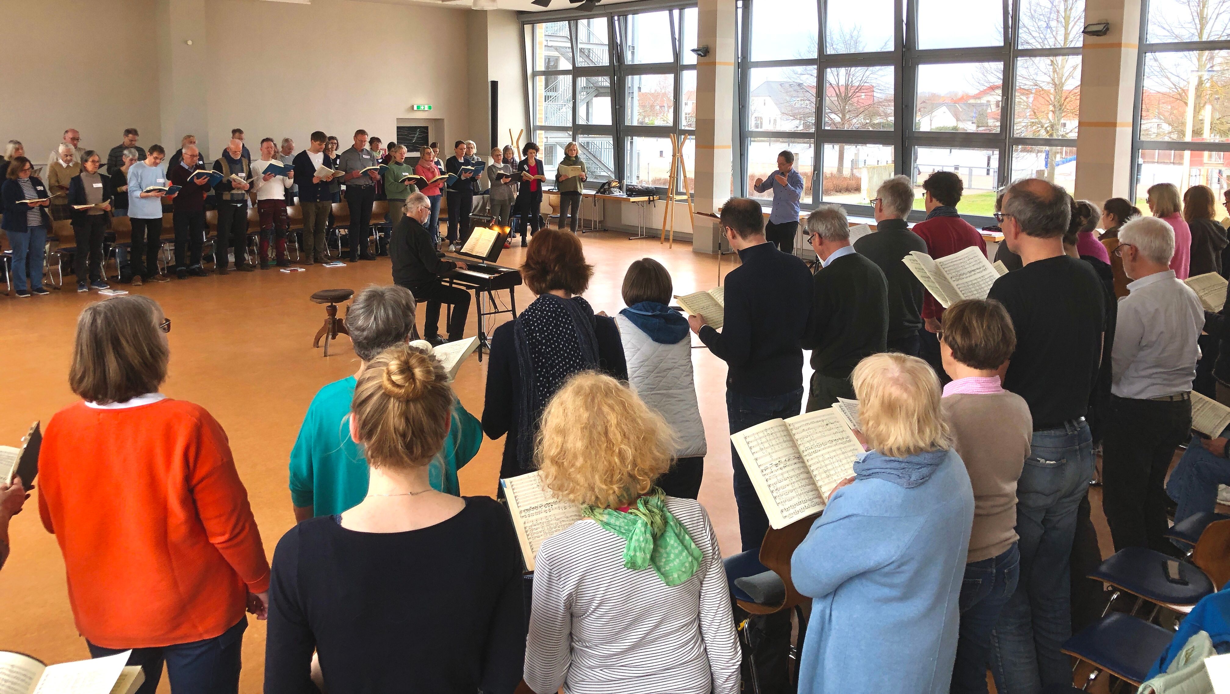 Mehrere Dutzend Sänger des Lübecker Bachchores im Probenraum